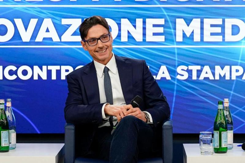 Pier Silvio Berlusconi accompagna Tajani alla porta: «Servono volti nuovi...»