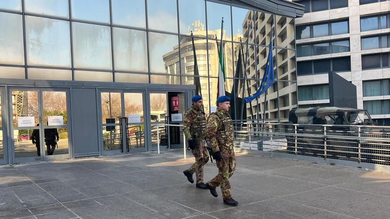 Prende a schiaffi la fidanzata in auto fuori dal tribunale, i passanti chiamano i militari