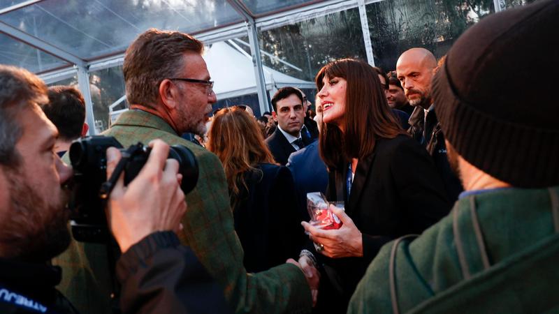 Bernini contestata dagli studenti di Medicina: “Non ce la facciamo più”. La replica della ministra: “Siete dei poveri comunisti” / Bernini contestata dagli studenti di Medicina: “Non ce la facciamo più”. La replica della ministra: “Siete dei poveri comunisti” /