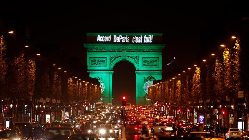 Dieci anni dopo, ecco cosa resta dell’Accordo di Parigi sul clima. Perché il bicchiere è mezzo pieno