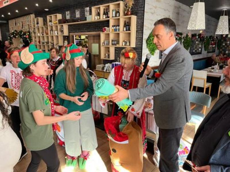 Коледна добрина: Деца и възрастни в Бургас получиха подаръци от кампанията „Подари от сърце“