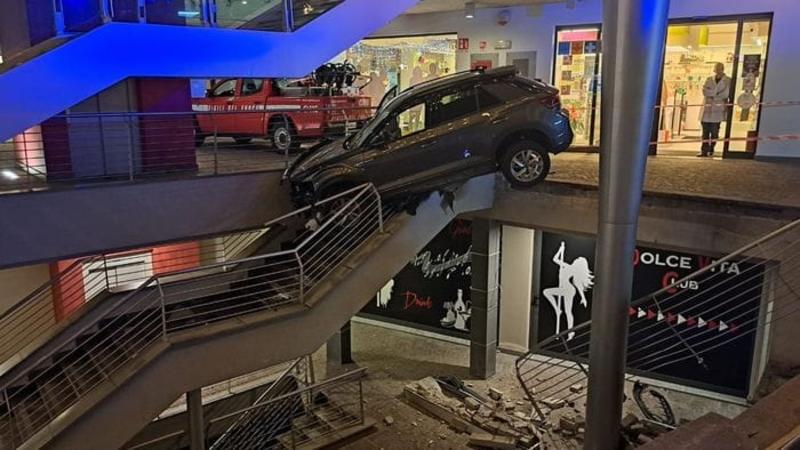 Carvico, perde il controllo dell’auto e finisce sulle scale del centro commerciale
