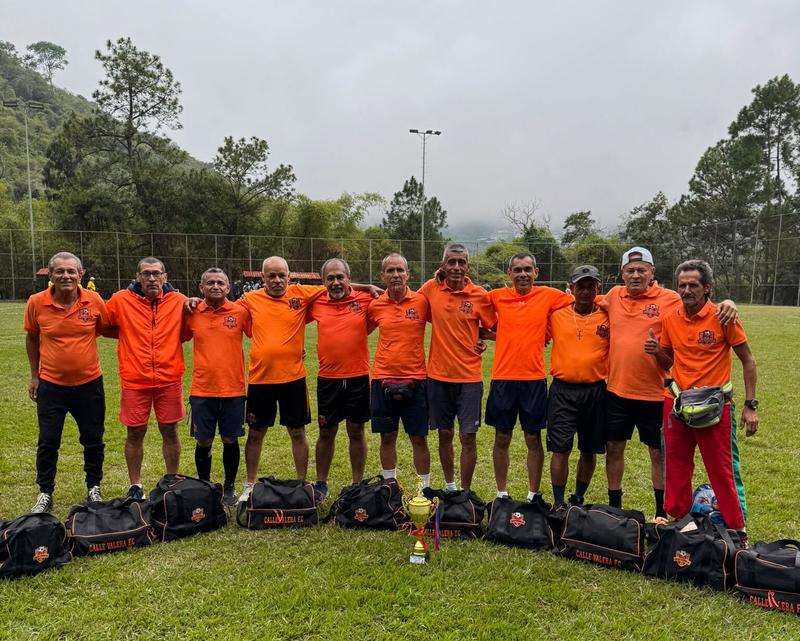 Entregada premiación y reconocimientos de la Copa Navidad del Fútbol Máster Entregada premiación y reconocimientos de la Copa Navidad del Fútbol Máster