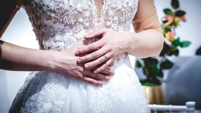 Lo scandalo della sposa già convolata a nozze scuote Rovellasca: ora il finto matrimonio apre la strada a una vera indagine
