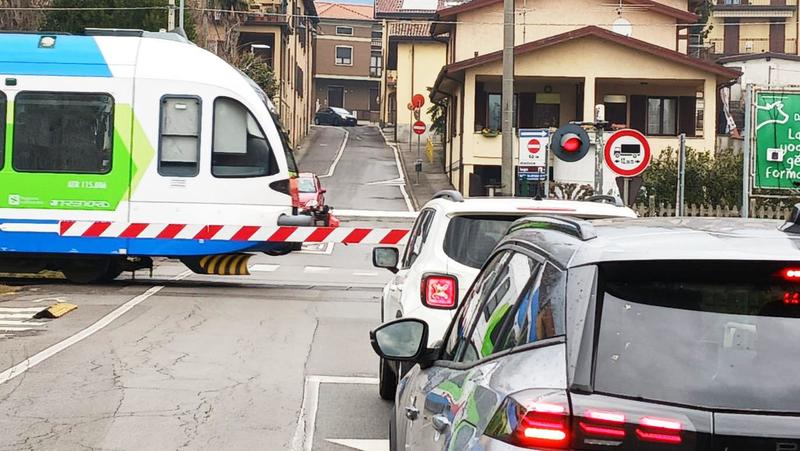 Ferrovie, sulla linea Lecco-Como 30 passaggi a livello paralizzano la viabilità