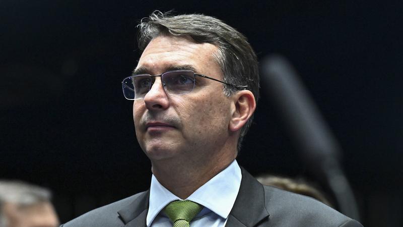 Flávio Bolsonaro e a guerra entre a política e a tecnocracia