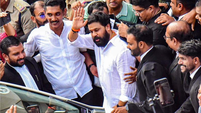 കൊച്ചിയിലെ കേസ്: പോരാട്ടങ്ങൾ അവസാനിക്കുന്നില്ല | വഴിപോക്കൻ കൊച്ചിയിലെ കേസ്: പോരാട്ടങ്ങൾ അവസാനിക്കുന്നില്ല | വഴിപോക്കൻ