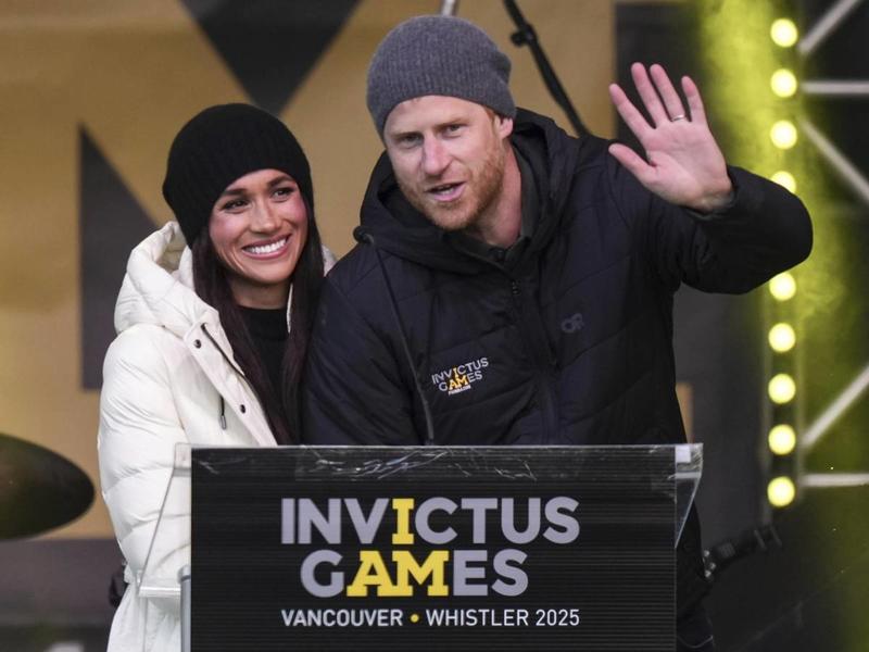 Harry e Meghan nella bufera: snobbano e si prendono gioco delle loro famiglie