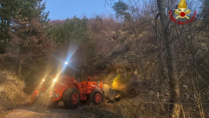 Frana minaccia la casa, paura per una famiglia