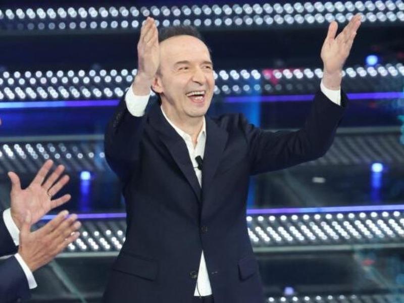 Benigni su San Pietro: più cattolico di papa Leone, pronto a tutto per coinvolgere il pubblico