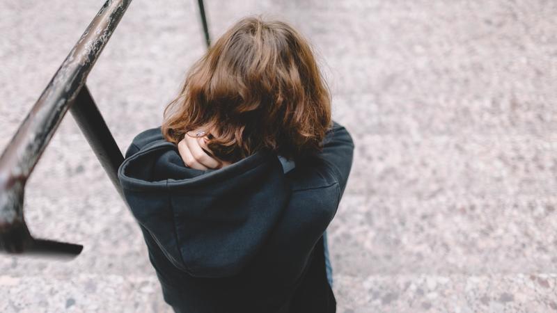 Una famiglia ostaggio della malattia: botte, coltelli lanciati, terrore. “Aiutateci con nostro figlio 14enne”