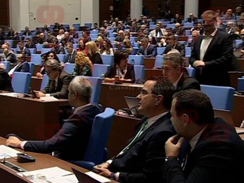 Парламентът приема оставката на правителството (НА ЖИВО) Парламентът приема оставката на правителството (НА ЖИВО)