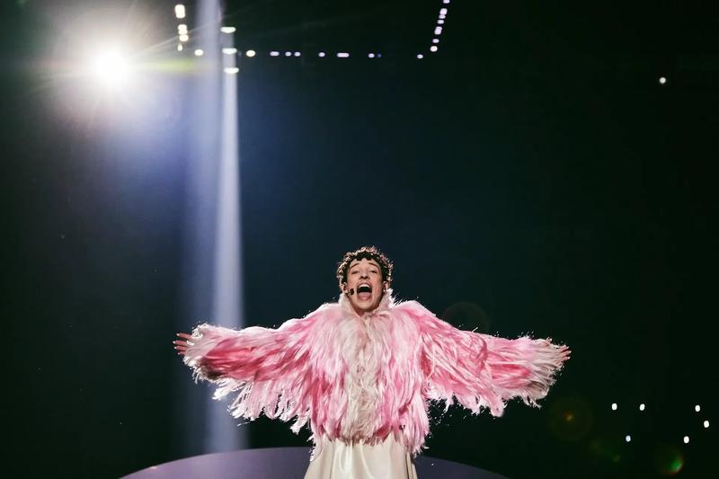 Nemo gibt seine ESC-Trophäe zurück – wie scheinheilig