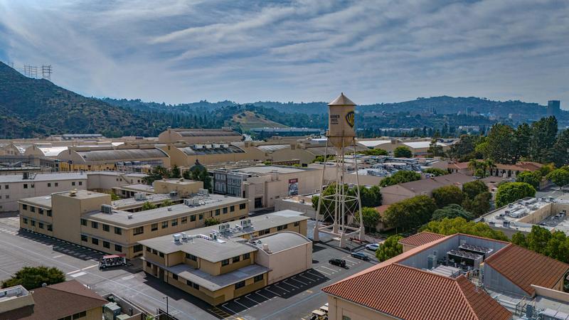 Le sort de Warner Bros suspendu au duel Netflix–Paramount