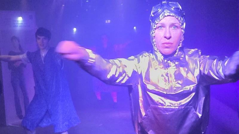 Kittelschürzen zwischen Strobolicht: Wie im Club DDR-Geschichte aufgearbeitet wird