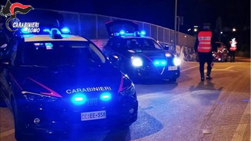 Aggredisce e ferisce la convivente con una mannaia: arrestato un 56enne