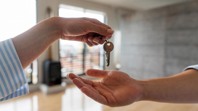 Casa, la nuova “pensione”: boom di nuda proprietà tra anziani in difficoltà e investitori