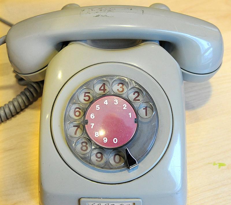 Før i tiden hang telefonen fast i veggen