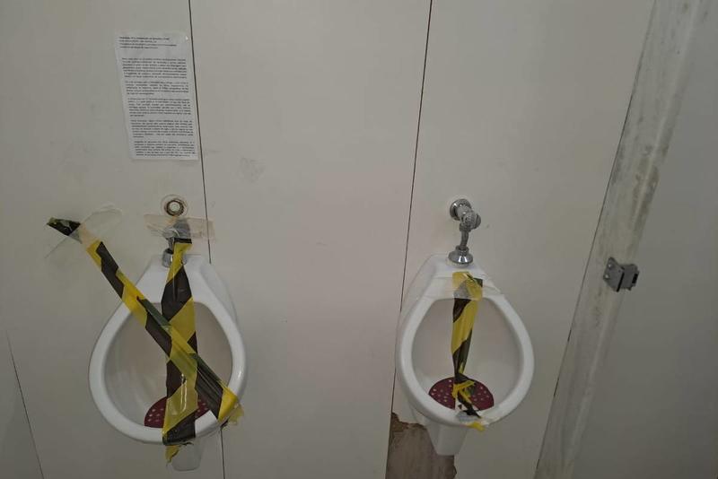 Banheiros interditados do Itamaraty são alvo de comparação irônica com obras de arte