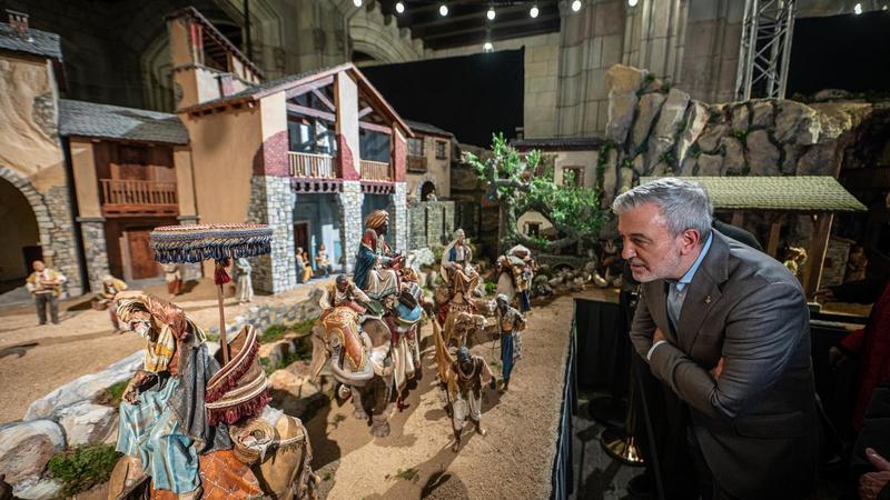 El pesebre más grande de Barcelona se instala en el patio del ayuntamiento