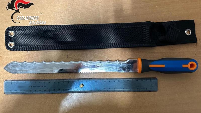 Panico tra i clienti del centro commerciale Gran Reno: gira con coltello minacciandoli