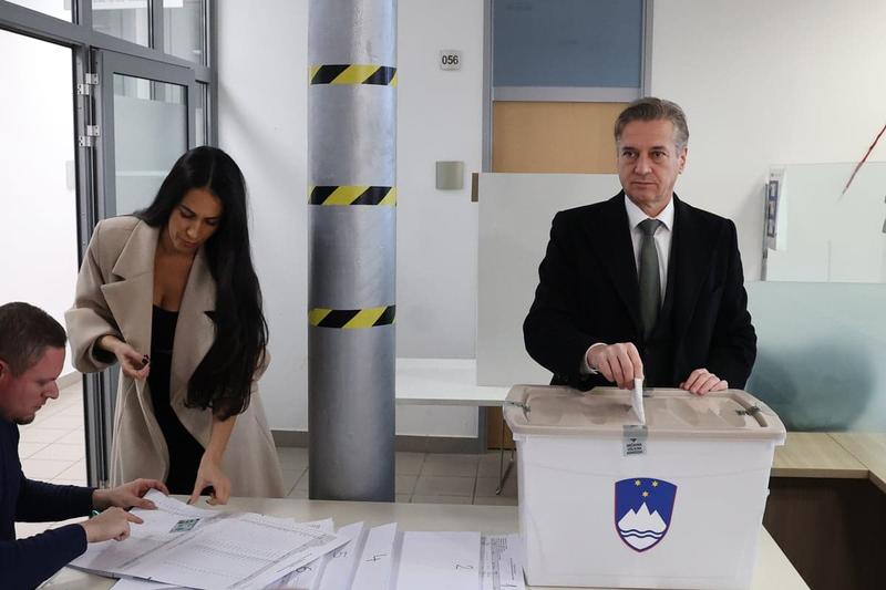 (POGLED) Kolumna Vesne V. Godina: Logika v ozadju navidez smiselne Golobove domislice je nespametna in nevarna