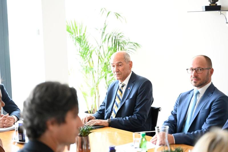 (POGLED) Prebilič levičarje vabi na kavo, a Janša in Vrtovec sta jih spila že za cel bife