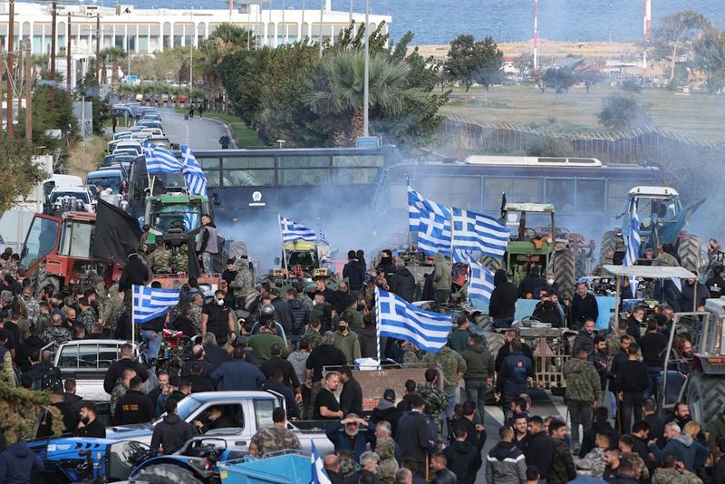 Bald auch wieder in Deutschland? Tränengas und umgestürzte Polizeiautos bei Bauernprotesten auf Kreta