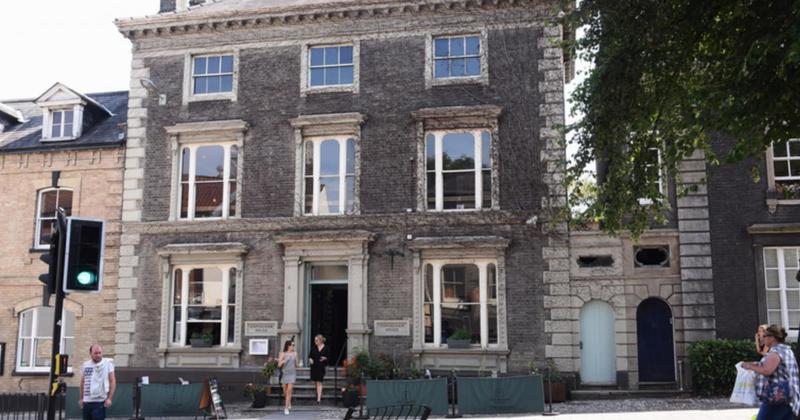 Building that once housed restaurant loved by celebrities sells at auction Building that once housed restaurant loved by celebrities sells at auction