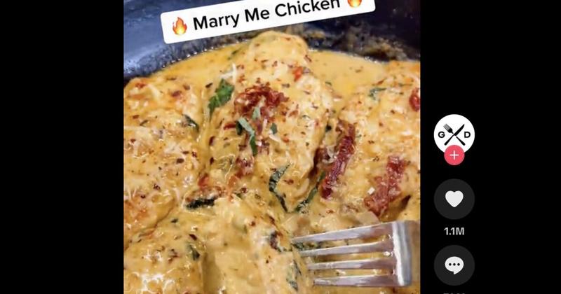 Τι είναι το Marry Me Chicken και γιατί έγινε η Νο2 πιο viral συνταγή παγκοσμίως του 2025; Τι είναι το Marry Me Chicken και γιατί έγινε η Νο2 πιο viral συνταγή παγκοσμίως του 2025;