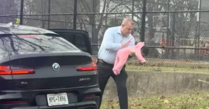 Νέα Υόρκη: Αστυνομικός έσωσε παιδί που πνιγόταν - Δείτε το βίντεο που κατέγραψε αυτόπτης μάρτυρας Νέα Υόρκη: Αστυνομικός έσωσε παιδί που πνιγόταν - Δείτε το βίντεο που κατέγραψε αυτόπτης μάρτυρας