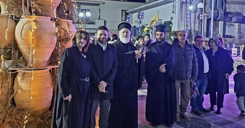 Φωταγωγήθηκε το εντυπωσιακό πυθαρόδεντρο στο Θραψανό Φωταγωγήθηκε το εντυπωσιακό πυθαρόδεντρο στο Θραψανό