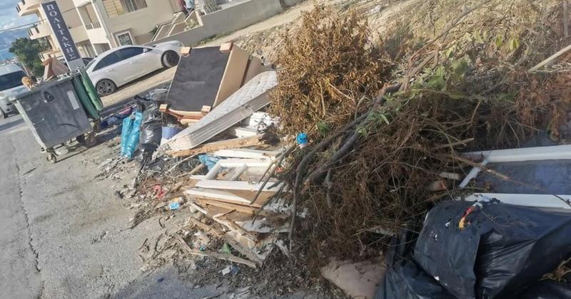 Πάνω από ένα μήνα παραμένουν τα ογκώδη σκουπίδια στην οδό Παύλου Μελά Πάνω από ένα μήνα παραμένουν τα ογκώδη σκουπίδια στην οδό Παύλου Μελά