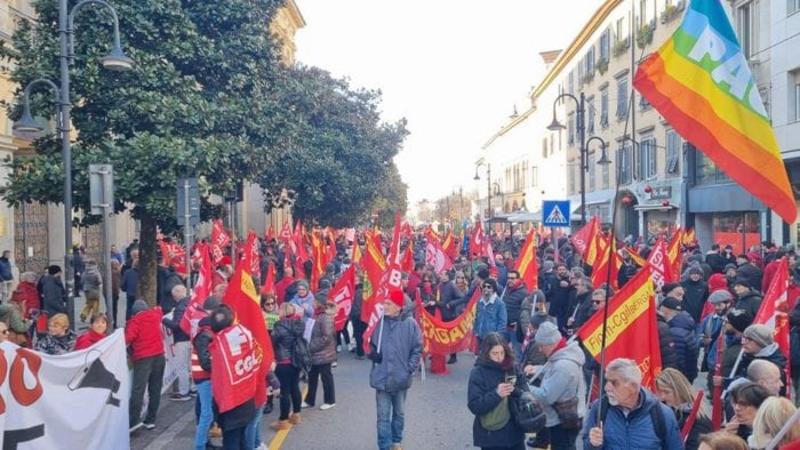 Sciopero generale contro la manovra, il corteo a Bergamo Sciopero generale contro la manovra, il corteo a Bergamo
