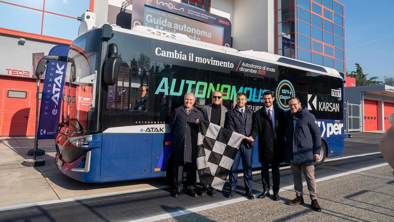 Mattinata di test all’Autodromo. Il bus senza pilota scende in pista: “È la rivoluzione della mobilità”