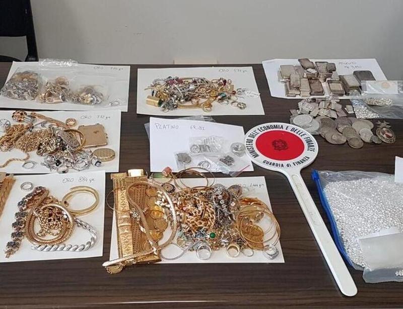 Traffico di oro Ferrara-Svizzera: «Il processo si faccia a Varese» Traffico di oro Ferrara-Svizzera: «Il processo si faccia a Varese»