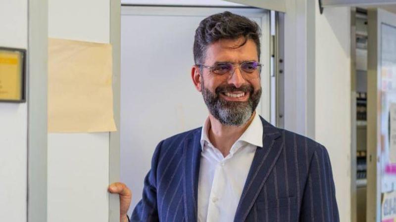 Assistente sociale denuncia papà violento e dona il risarcimento ottenuto ai figli