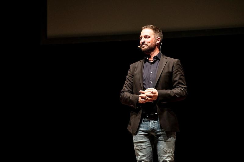 Caccamo protagonista al Nuovo di Ferrara: «Ridiamo insieme, è liberatorio» Caccamo protagonista al Nuovo di Ferrara: «Ridiamo insieme, è liberatorio»