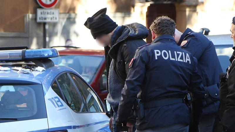 “Vorrei avere un figlio”: torna libero l’uomo di 34 anni che ha baciato una bimba fuori dall’asilo “Vorrei avere un figlio”: torna libero l’uomo di 34 anni che ha baciato una bimba fuori dall’asilo