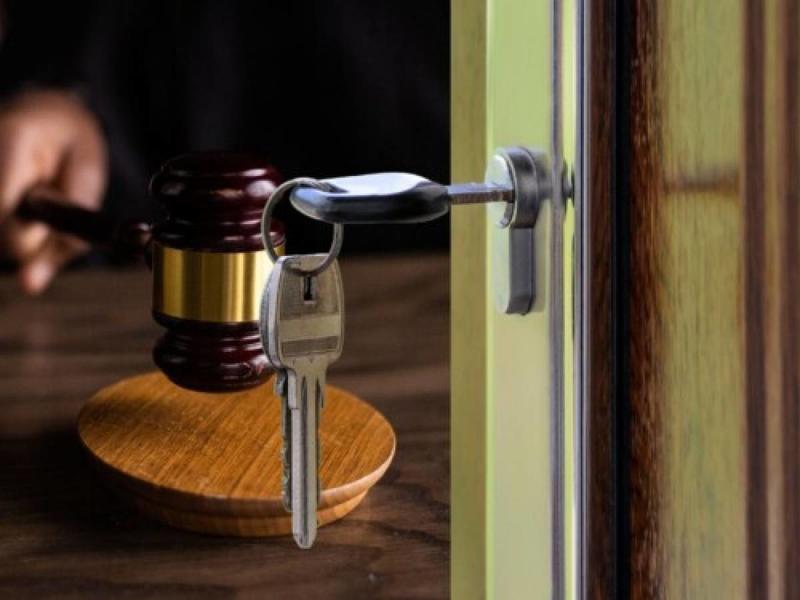 Lo Stato difenda le case dagli abusivi