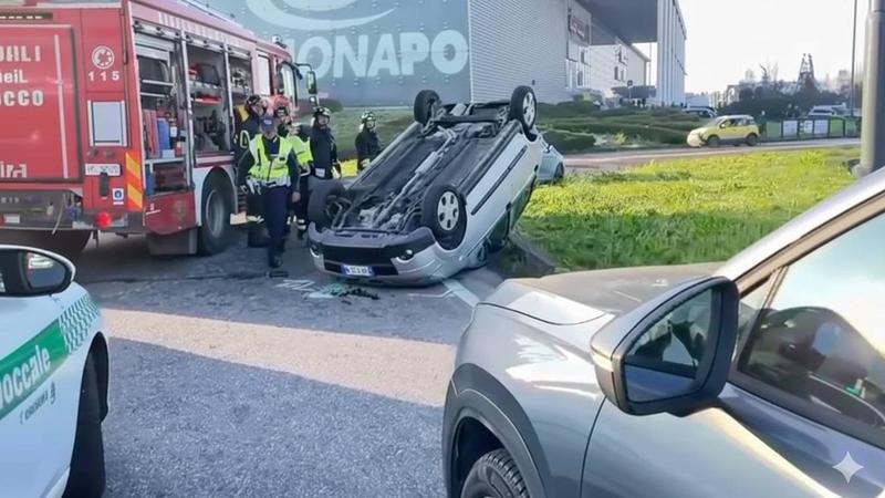 Cremona, incidente tra due auto al rondò lungo la Castelleonese: un morto