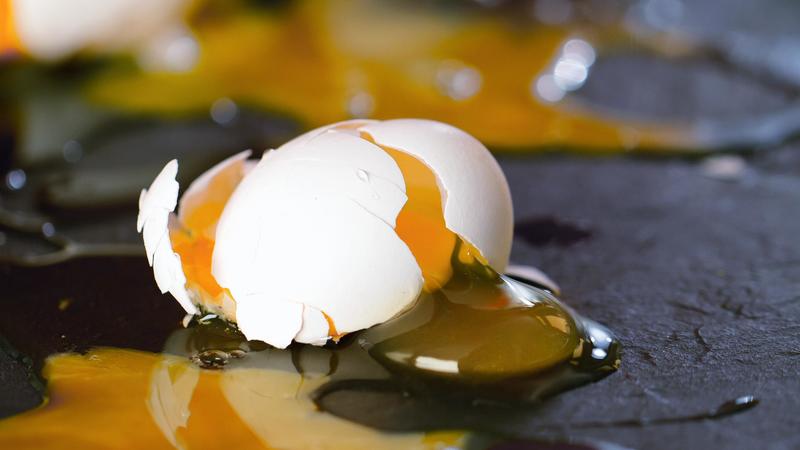 Vandali scatenati: uova contro case e auto