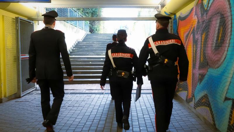 Colpo d'arma da fuoco esploso davanti a un bar affollato, paura a Casalecchio: 2 arresti