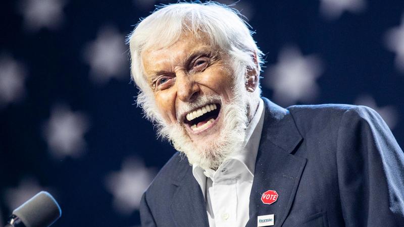 Dick Van Dyke compie 100 anni. Da Mary Poppins a ‘Un detective in corsia’, una carriera senza mai prendersi troppo sul serio Dick Van Dyke compie 100 anni. Da Mary Poppins a ‘Un detective in corsia’, una carriera senza mai prendersi troppo sul serio