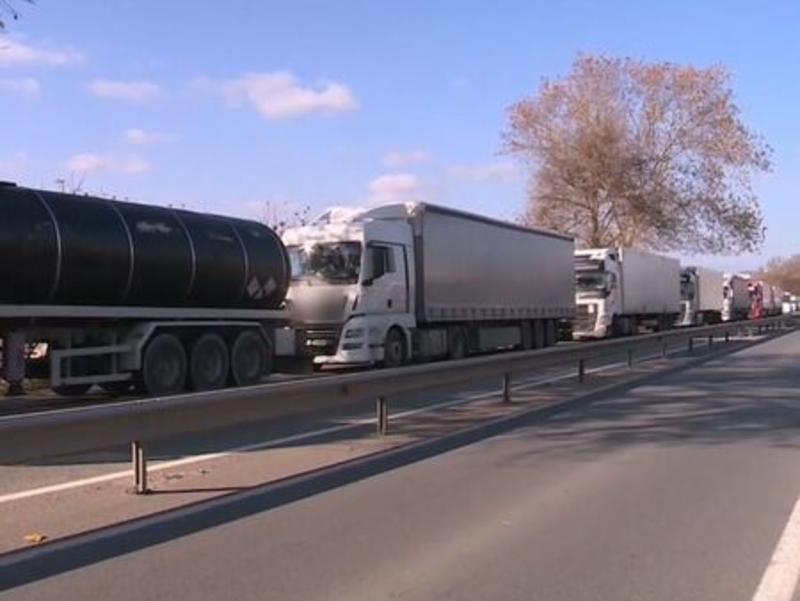 Блокадата на Кулата продължава: Гръцките фермери не отстъпват, България иска намеса от ЕК Блокадата на Кулата продължава: Гръцките фермери не отстъпват, България иска намеса от ЕК