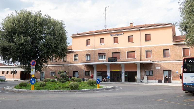 Muore travolto da un treno a Imola davanti a una 16enne colta da malore