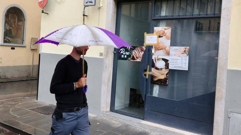 Vigevano, entra nel centro estetico e prende a schiaffi la titolare per rubarle 200 euro