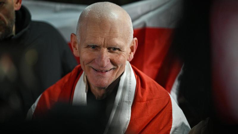 La Bielorussia libera 123 detenuti politici, tra loro anche il Nobel Bialiatski. “In cambio della revoca delle sanzioni di Trump”