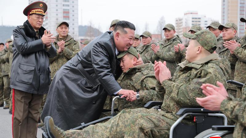 Corea del Nord, Kim Jong Un accoglie i veterani del Kursk: 