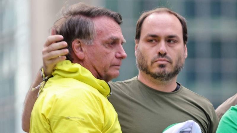 Carlos Bolsonaro divulga vídeo do pai em busca de vitimização, mas um detalhe entrega o plano Carlos Bolsonaro divulga vídeo do pai em busca de vitimização, mas um detalhe entrega o plano